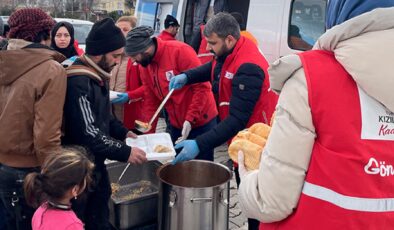 Türk Kızılay deprem bölgesinde bulunanlara sıcak yemek dağıttı
