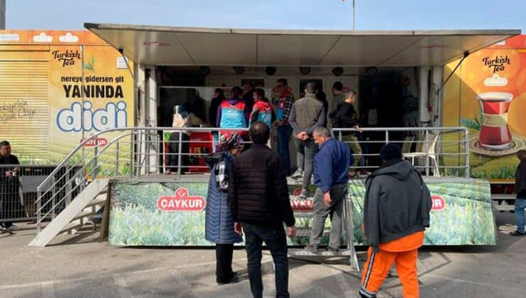 Deprem Bölgesinde Çaykur 80 Noktada Sıcak Çay İkramı Gerçekleştiriyor