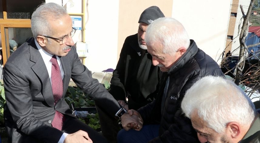 Bakan Uraloglu oldurulen PTT calisaninin ailesine taziye ziyaretinde bulundu