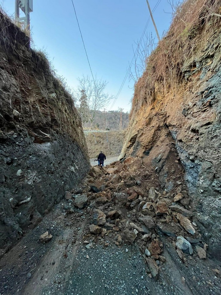 rizede-mezarlik-yolu-faciasi-is-makinesi-operatoru-olumden-dondu-6.jpg