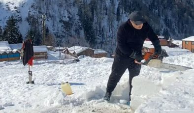 Ayder’de festival için ağaç motoru ile karı keserek iglo yaptılar