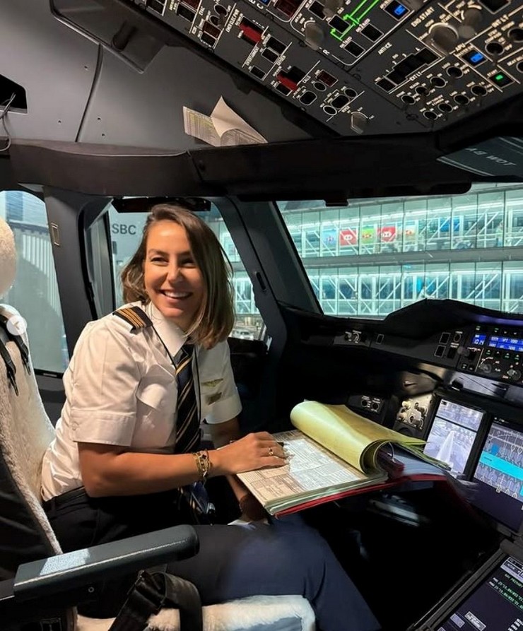 pilot-gokce-kubra-yildirim-dunyanin-en-buyuk-yolcu-ucagi-olan-airbus-a380-tipi-yolcu-ucaginin-kaptan-koltuguna-oturan-ilk-turk-kadin-pilot-oldu-3.jpg