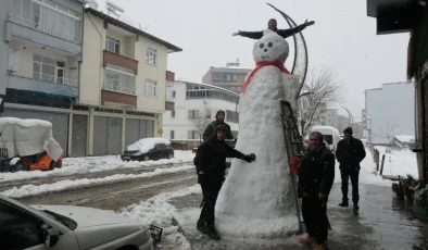 4 Metre boyunda kardan adam yaptılar