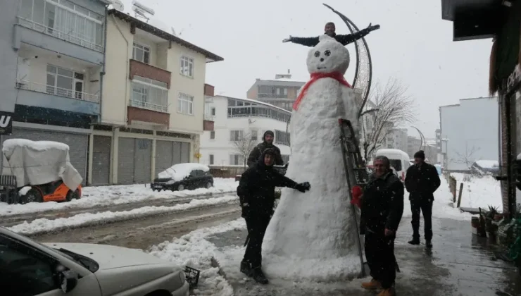 4 Metre boyunda kardan adam yaptılar