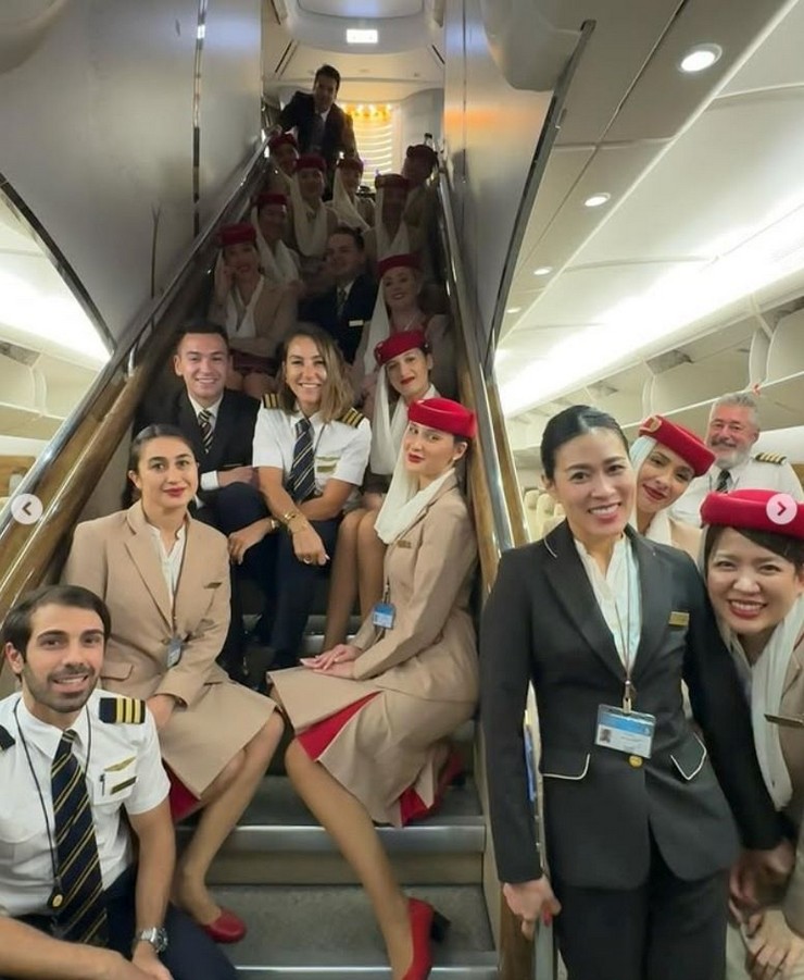 pilot-gokce-kubra-yildirim-dunyanin-en-buyuk-yolcu-ucagi-olan-airbus-a380-tipi-yolcu-ucaginin-kaptan-koltuguna-oturan-ilk-turk-kadin-pilot-oldu-1.jpg