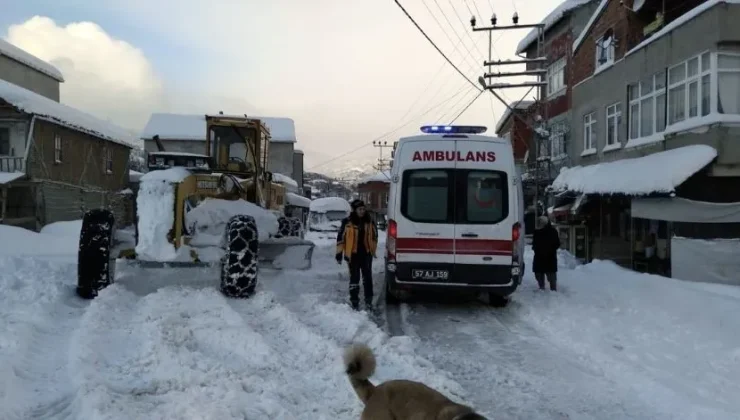 Kar nedeniyle mahsur kalan 74 hasta ekiplerce hastanelere ulaştırıldı