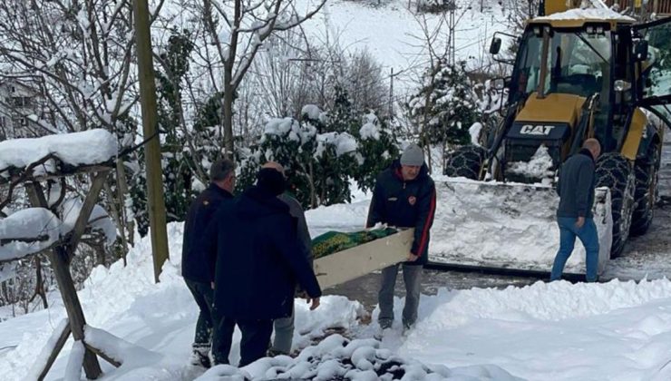 Rize’de cenaze iş makinesi ile taşındı