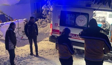 Rize’de karda ilerleyemeyen ambulansın yardımına iş makinesi yetişti