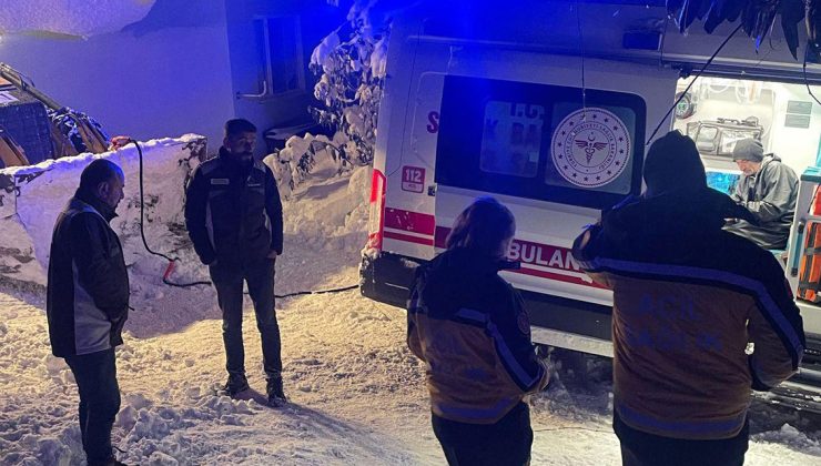 Rize’de karda ilerleyemeyen ambulansın yardımına iş makinesi yetişti