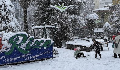 Rize’de şehir merkezi beyaza büründü