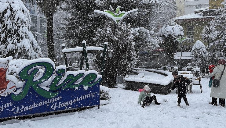 Rize’de şehir merkezi beyaza büründü