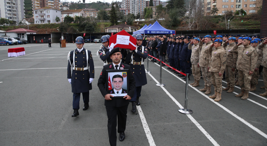 Rizede vefat eden uzman cavus Daskiranin cenazesi memleketi Kahramanmarasa ugurlandi