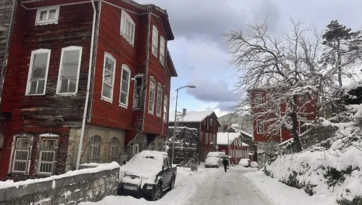 Tarihi İnebolu evleri karla kaplandı