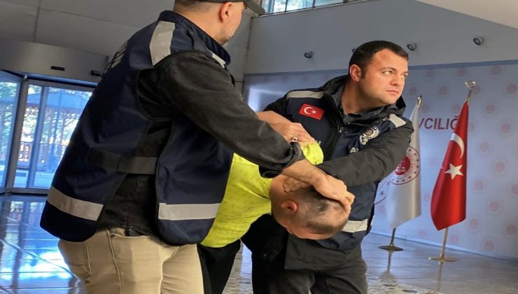 Eski eşinin dedesini, boğazını bıçakla keserek öldürdü
