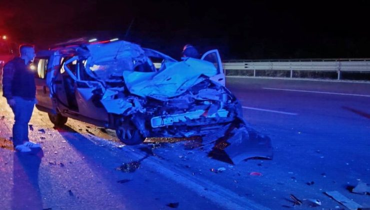 Otoyolda hafif ticari araç, TIR’a çarptı; 1 ölü 3 yaralı
