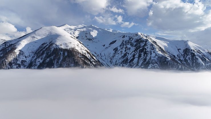 Rize’de karla kaplı Kaçkar Dağları’nın eteğinde “sis denizi” oluştu