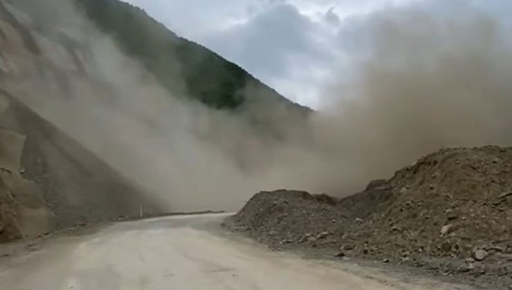 Artvin-Ardahan kara yolunda heyelan meydana geldi