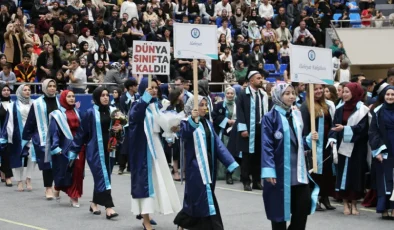 Bayburt Üniversitesi öğrencileri mezuniyet töreninde Filistin’e destek verdi