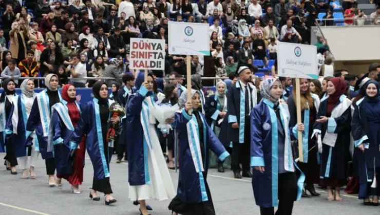 Bayburt Üniversitesi öğrencileri mezuniyet töreninde Filistin’e destek verdi