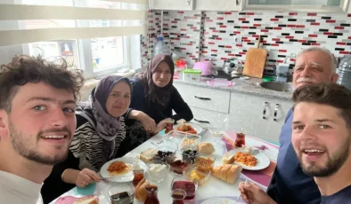 Depremzedeler için Türkiye’ye gelen 2 Fransız’ı evinde ağırladı