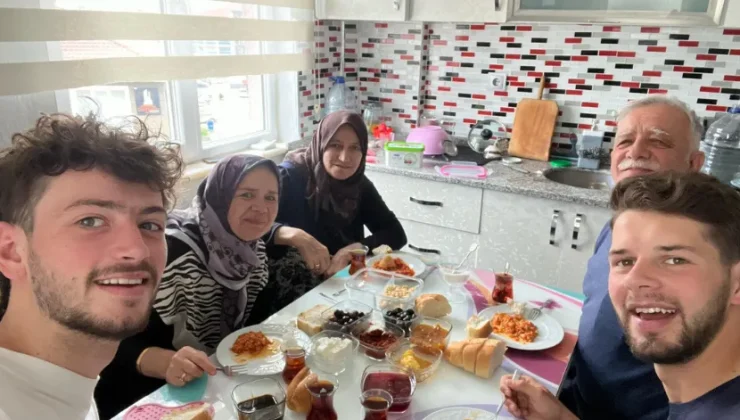 Depremzedeler için Türkiye’ye gelen 2 Fransız’ı evinde ağırladı