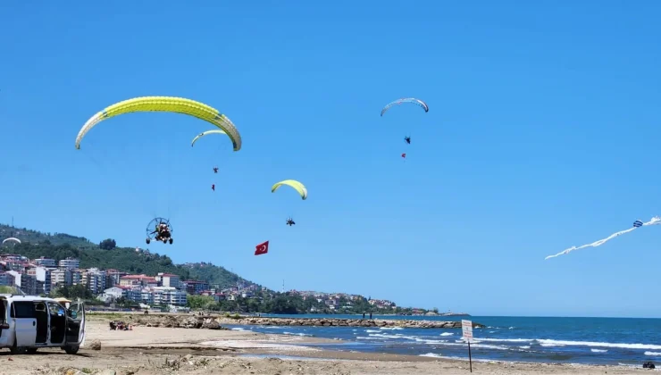 Giresun’da paramotor gösterisi nefes kesti