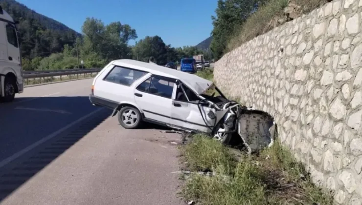 İstinat duvarına çarpan otomobilin sürücüsü ağır yaralandı