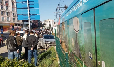 Kırmızı ışık ihlali yapan otomobil tramvay ile çarpıştı