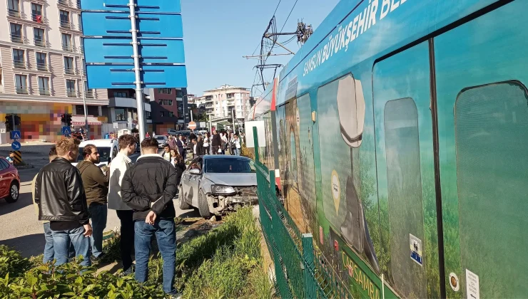 Kırmızı ışık ihlali yapan otomobil tramvay ile çarpıştı