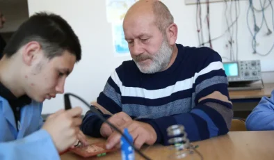 Lise öğrencileri anne babalarıyla atölyede becerilerini geliştiriyor