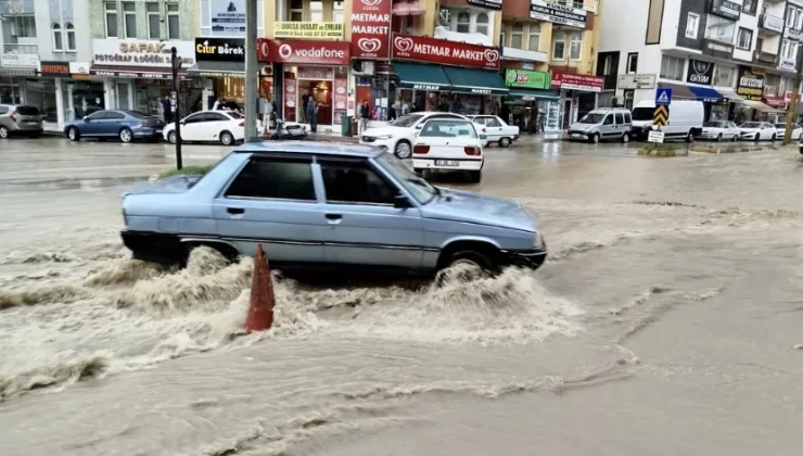 Sinop’ta sağanak nedeniyle bazı ev ve iş yerlerini su bastı