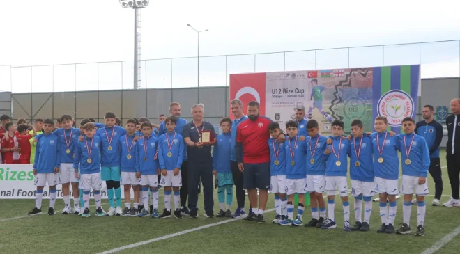 12 Yaş Altı Rize Cup 2025 Yiğit Demirel Uluslararası Futbol Turnuvası sona erdi