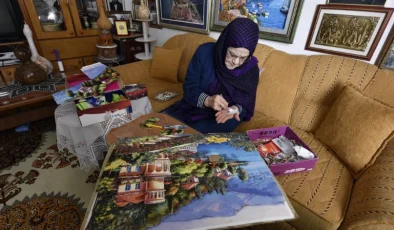 70’inden sonra başladığı kağıt rölyef sanatında yaptığı eserler evini süslüyor