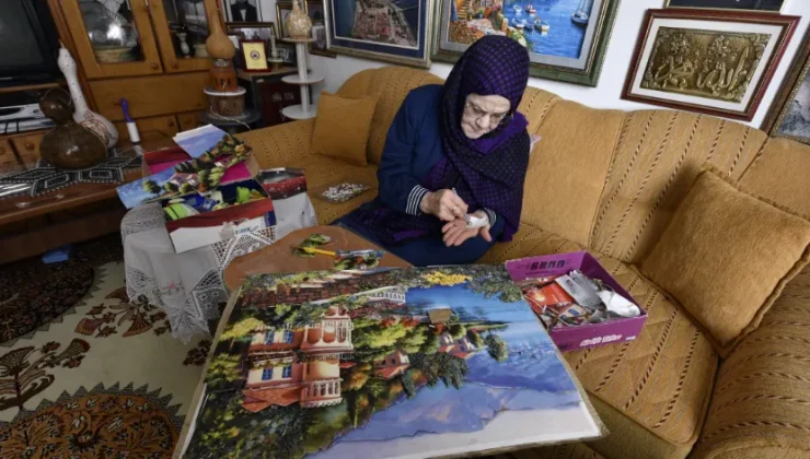 70’inden sonra başladığı kağıt rölyef sanatında yaptığı eserler evini süslüyor