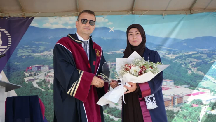 Hem hafız oldu hem fakülteyi birincilikle bitirdi