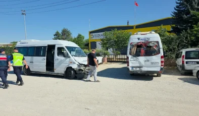 İşçi servis minibüsleri çarpıştı; 8 yaralı