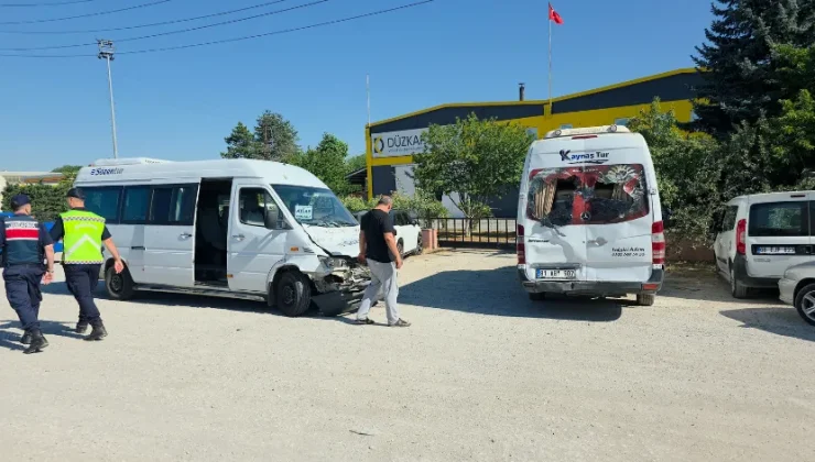 İşçi servis minibüsleri çarpıştı; 8 yaralı