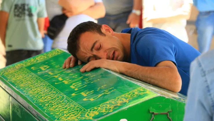 Kazada ölen 3 yaşındaki Efe toprağa verildi; acılı baba ayakta zor durdu
