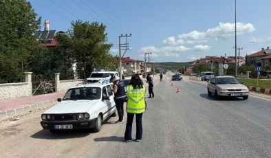 Ladik’te trafik denetiminde sürücülere lokum ikram edildi
