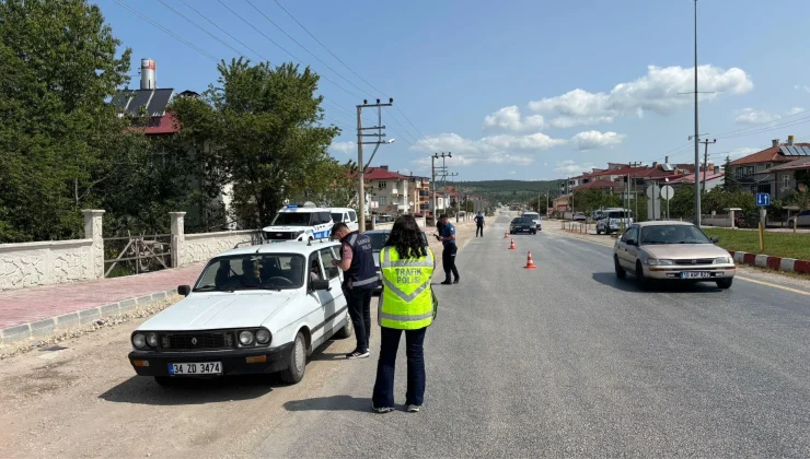 Ladik’te trafik denetiminde sürücülere lokum ikram edildi