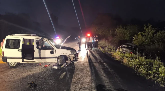 Otomobil ile hafif ticari araç çarpıştı: 1’i ağır 8 yaralı