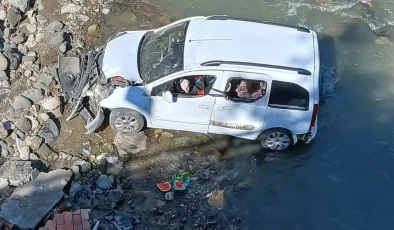 Otomobille çarpışan hafif ticari aracın dereye yuvarlandığı kaza kamerada: 3 yaralı