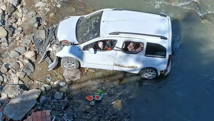 Otomobille çarpışan hafif ticari aracın dereye yuvarlandığı kaza kamerada: 3 yaralı