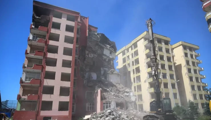 Rize’de Riskli Binaların Yıkımına Başlandı