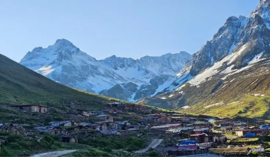 Rize’de bazı yaylaların yüksek kesimlerine kar yağdı