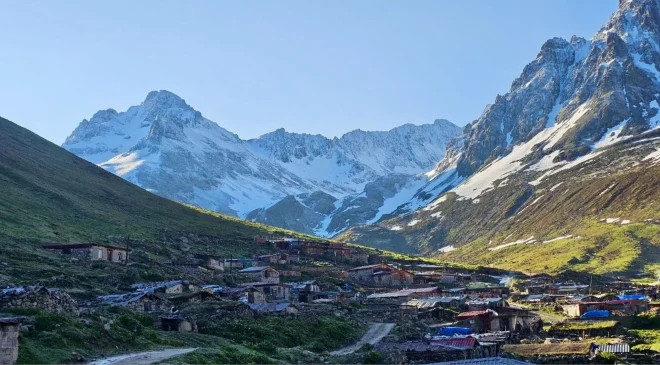 Rize’de bazı yaylaların yüksek kesimlerine kar yağdı