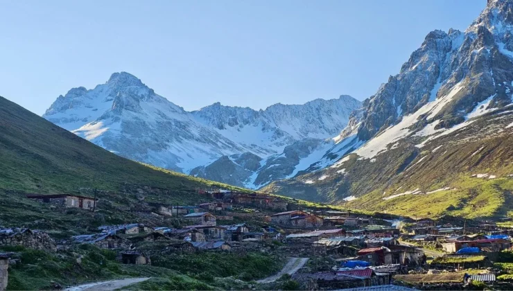 Rize’de bazı yaylaların yüksek kesimlerine kar yağdı
