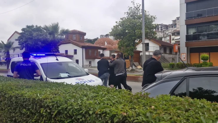 Tanımadığı kadına gül vermek istedi, reddedilince bıçak gösterdi