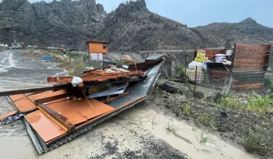 Artvin’de fırtına; çatılar uçtu, masalar savruldu