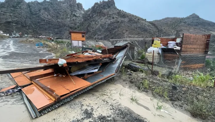 Artvin’de fırtına; çatılar uçtu, masalar savruldu